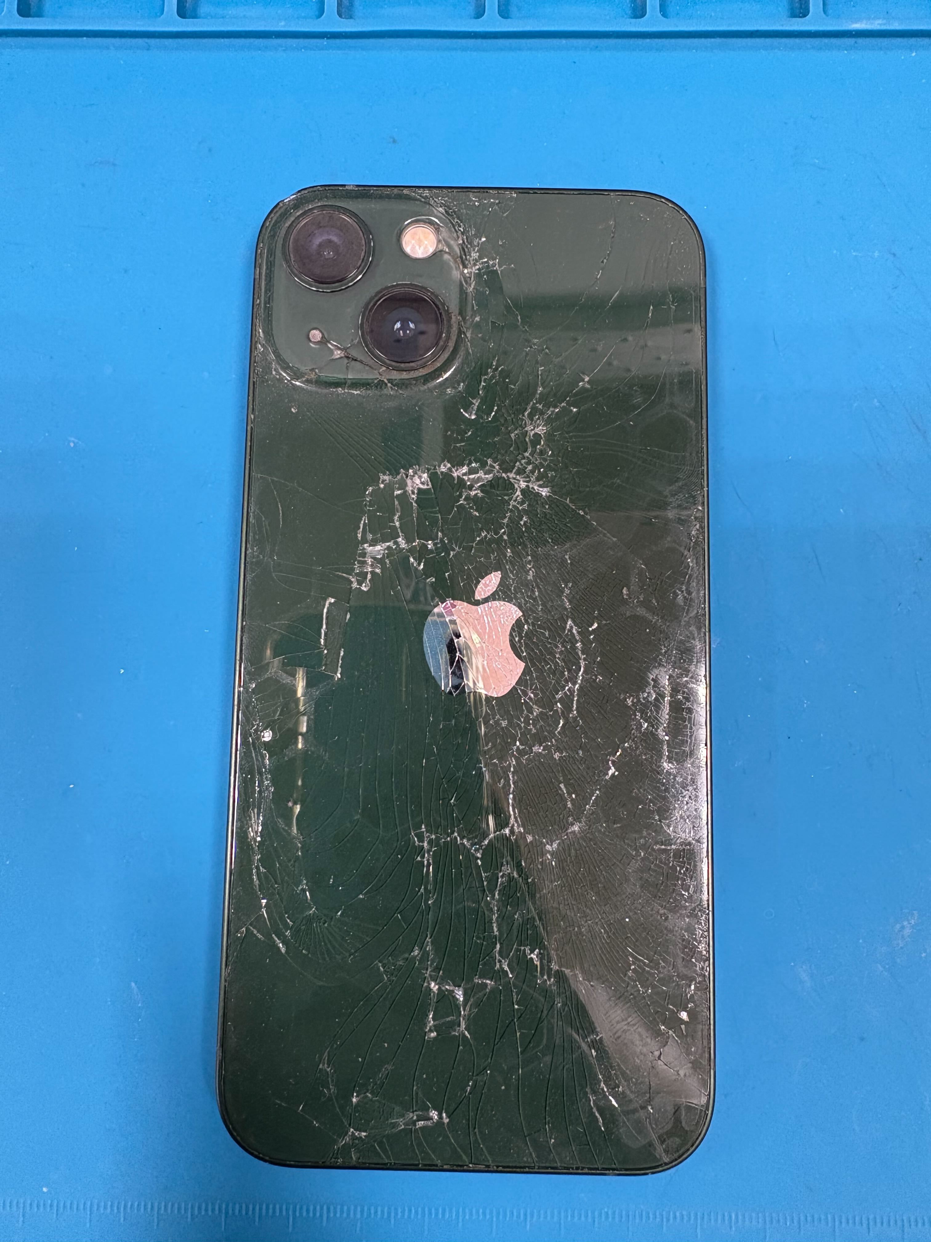 豊橋市】iPhone 13 の背面割れを安全に修理！背面ガラス交換はプロにお